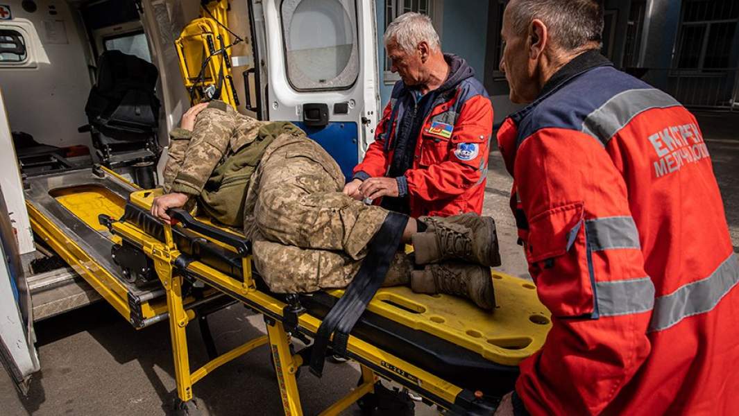 Транспортировка тяжелораненого военнослужащего ВСУ