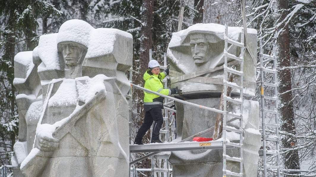  Демонтаж мемориала в честь павших во время Второй мировой войны советских солдат на Антакальнисском кладбище в Вильнюсе