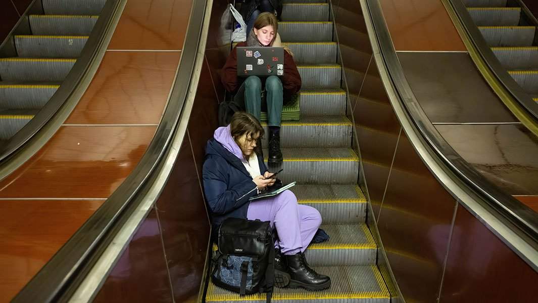 эскалатор метро ноутбук