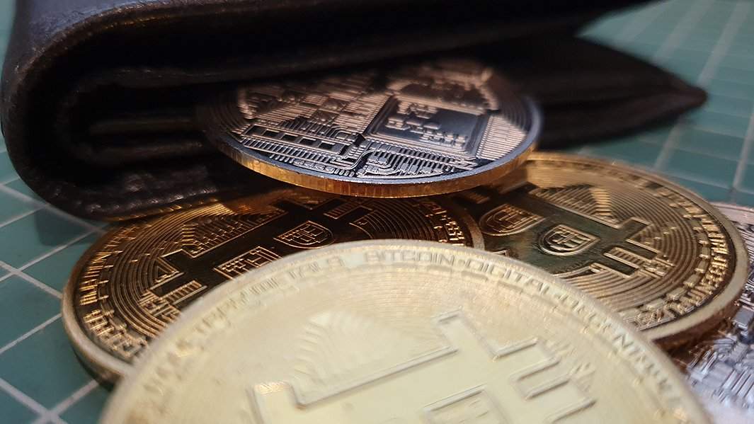 кошелек с монетами-биткоинами