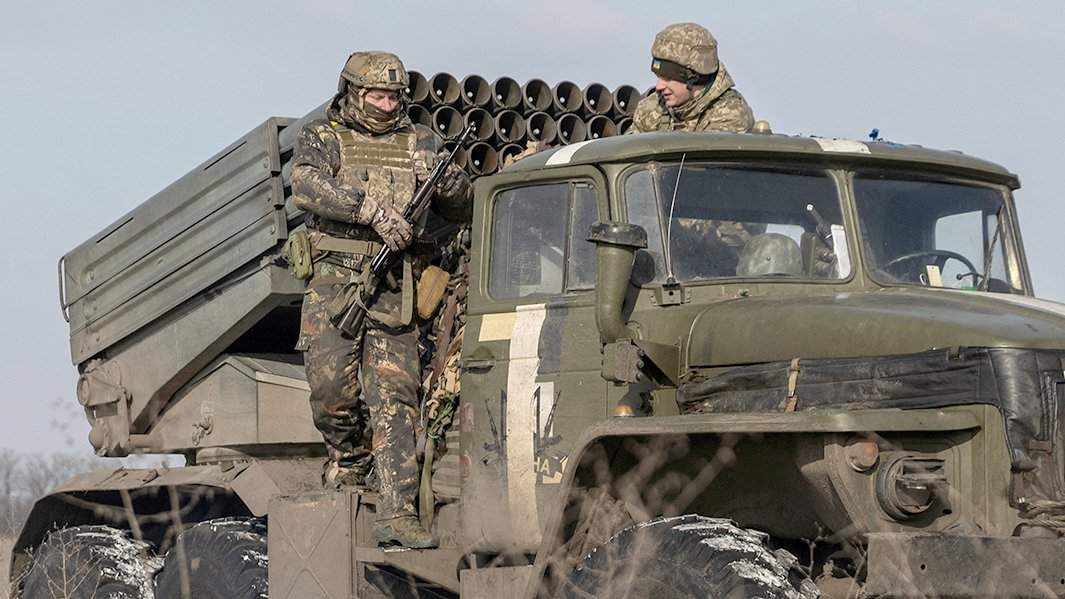 Украинские военнослужащие готовятся к стрельбе из реактивной системы залпового огня БМ-21 Град