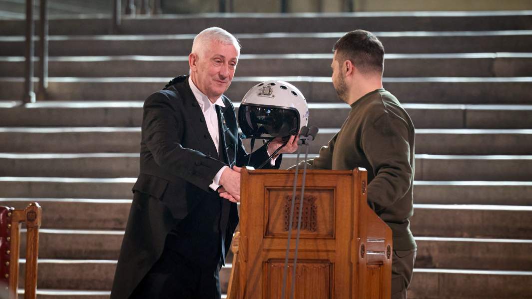 Президент Украины Владимир Зеленский дарит спикеру палаты общин сэру Линдсей Хойлу шлем одного из пилотов ВВС Украины