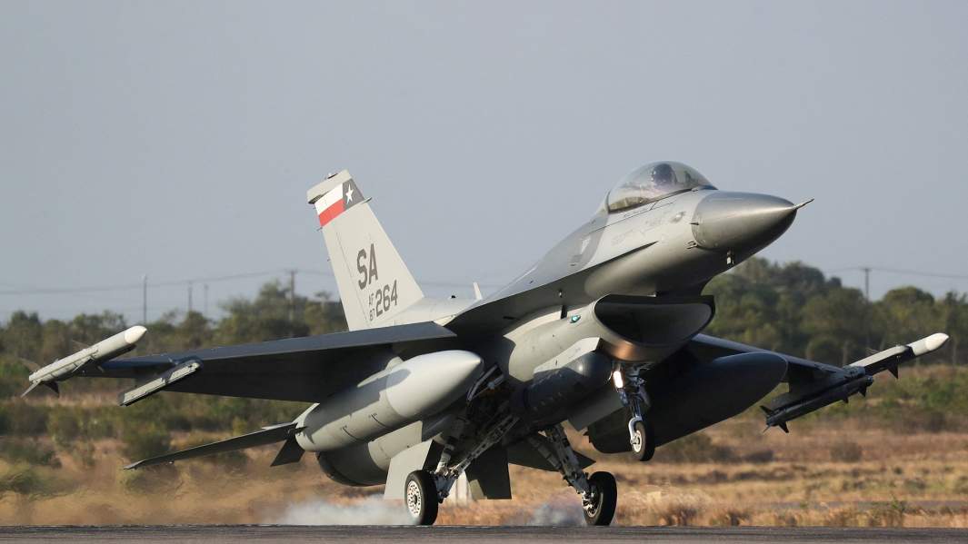 Реактивный истребитель F-16 ВВС США