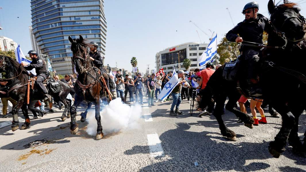 Израильская полиция на лошадях использует светошумовые гранаты во время демонстрации, когда националистическое коалиционное правительство премьер-министра Израиля Биньямина Нетаньяху настаивает на своей спорной судебной реформе, в Тель-Авиве, Израиль, 1 марта 2023 года