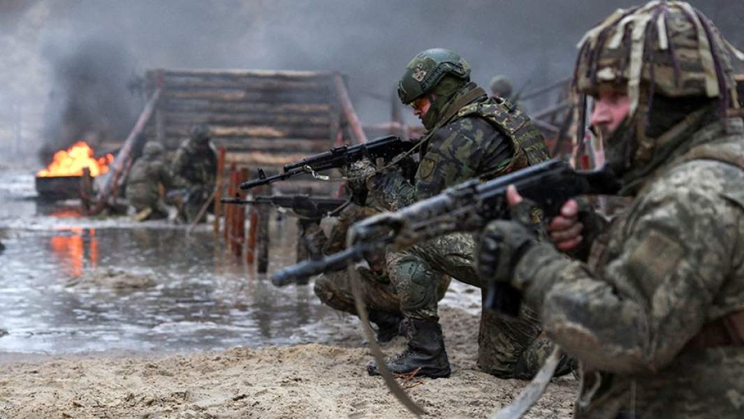 Военнослужащие ВСУ во время тренировочного боя