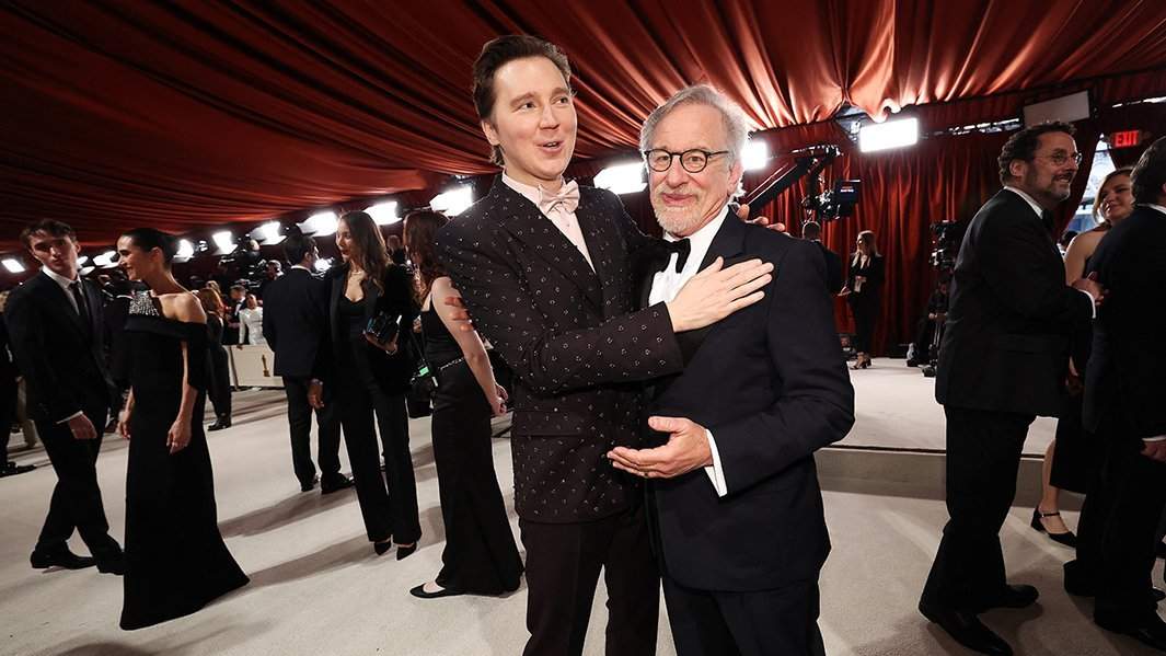 Пол Дано и Стивен Спилберг на красной дорожке премии «Оскар»