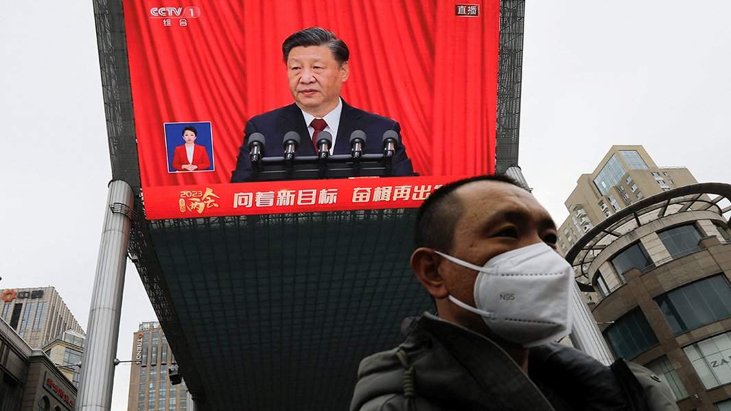 Трансляция переизбрания Си Цзиньпина на пост председателя КНР на одном из уличных экранов в Пекине