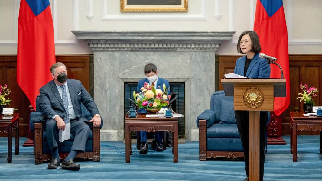 Президент Тайваня Цай Инвэнь выступает во время встречи с представителем США Кеном Калвертом в канцелярии президента в Тайбэе в Тайване, 16 марта 2023 года
