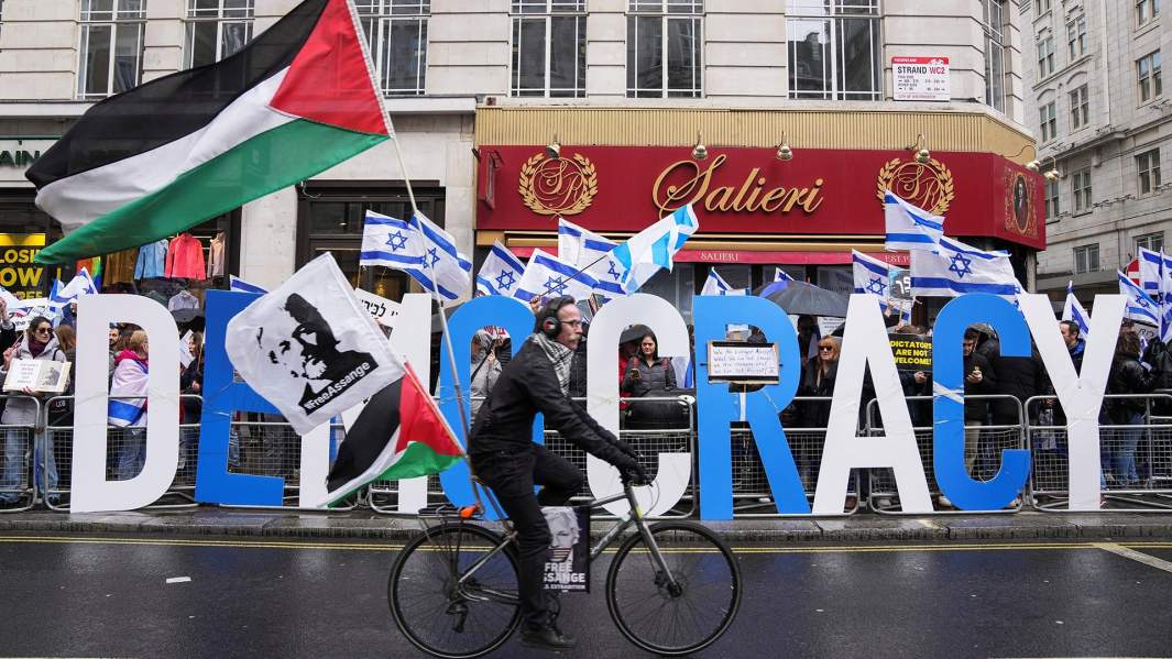 демонстрант с Палестинским флагом