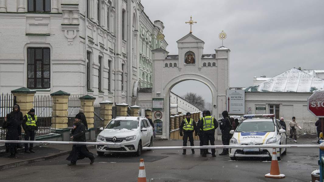 Полицейский у входа в Киево-Печерскую Лавру