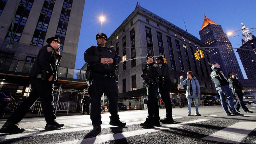 Полицейские стоят перед уголовным судом Манхэттена 