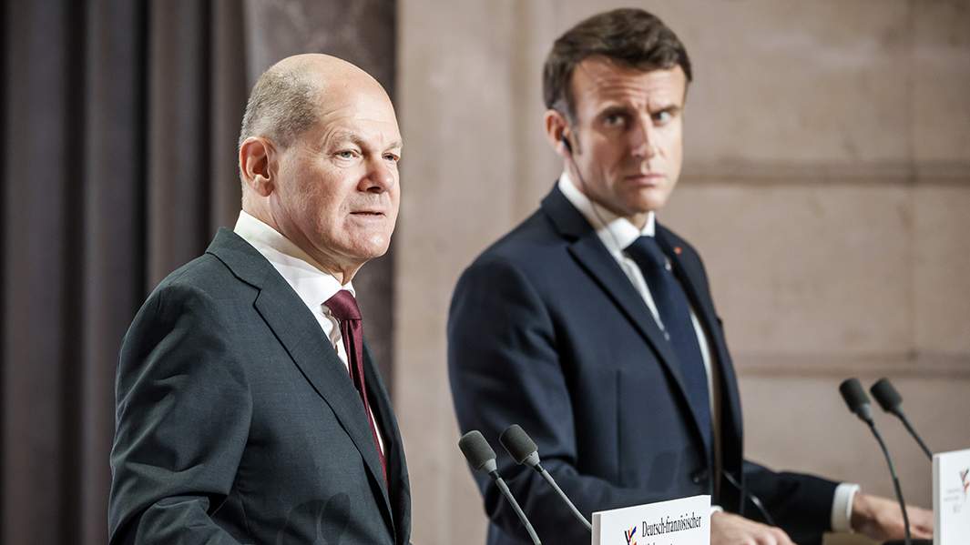 Олаф Шольц и Эммануэль Макрон 