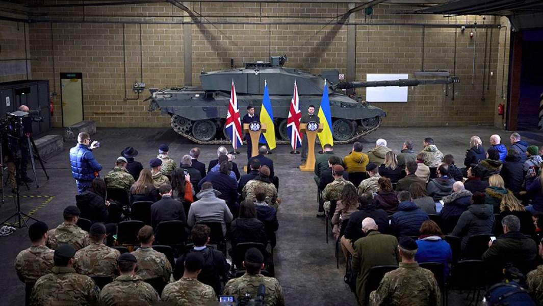 Премьер-министр Великобритании Риши Сунак и президент Украины Владимир Зеленский проводят пресс-конференцию перед боевым танком Challenger 2