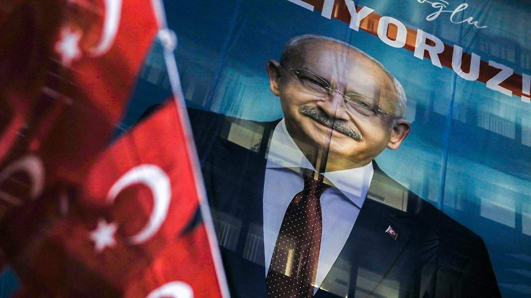 Баннер с портретом кандидата в президенты Кемаля Кылычдароглу