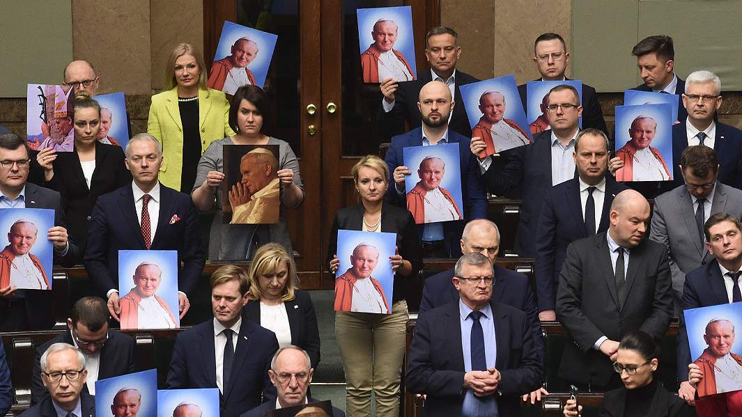 Депутаты польского сейма с портретами Иоанна Павла II