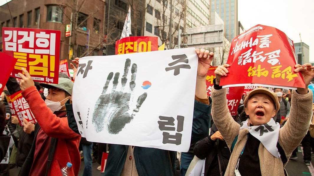 Акция протеста против изменения порядка выплаты компенсаций южнокорейским жертвам принудительного труда со стороны Японии