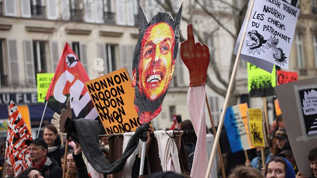 протесты против пенсионной реформы в Париже