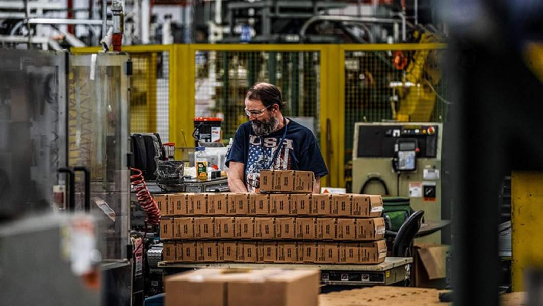 Упаковки с патронами на одном из оружейных заводов в США