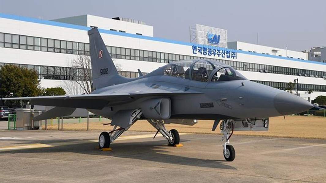 Многоцелевой истребитель FA-50 южнокорейского производства с опознавательными знаками ВВС Польши