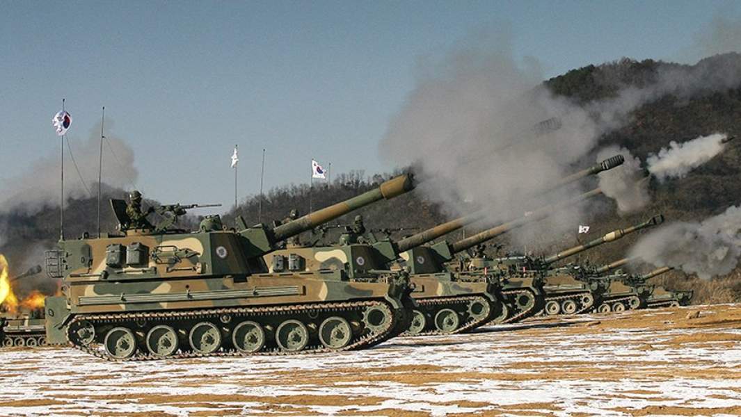 Дивизион южнокорейских 155-мм самоходных гаубиц K9 Thunder ведет огонь по позициям условного противника во время учений