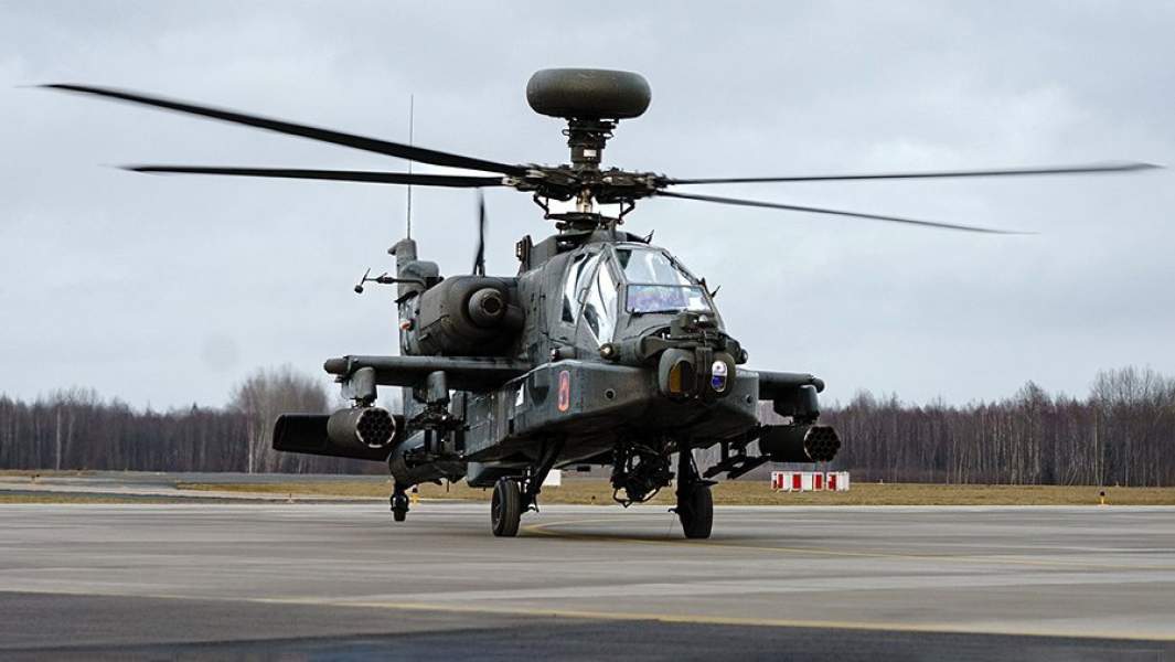 Американский ударный вертолет AH-64 Apache на авиабазе в Латвии