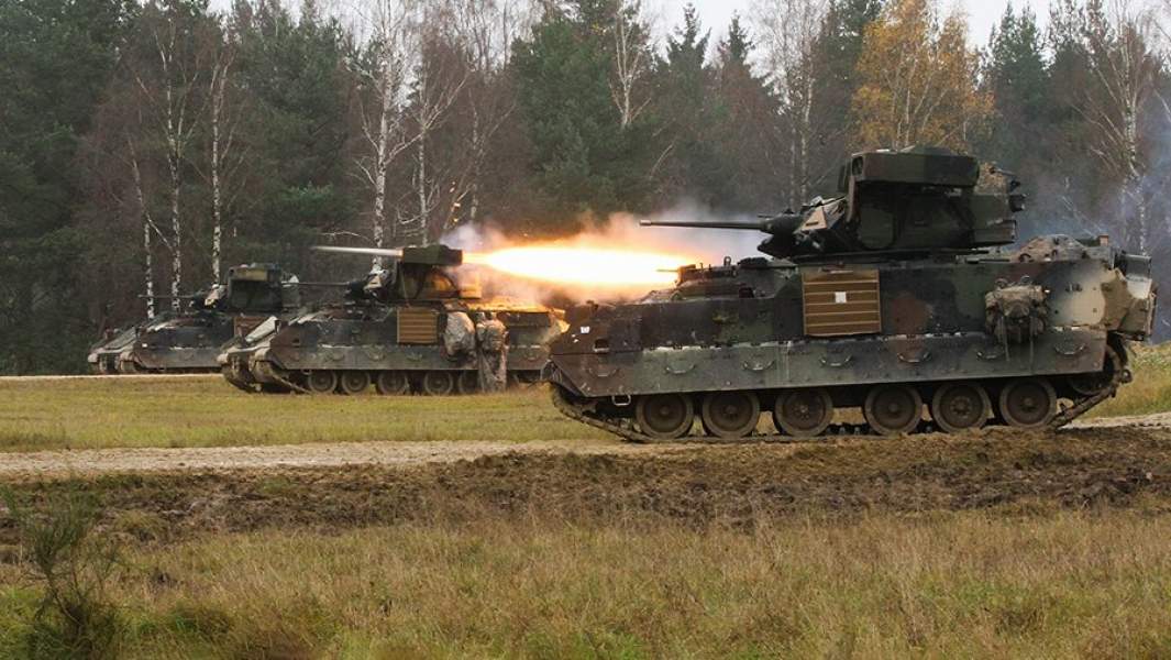 Американские БМП Bradley во время учений на полигоне Графенвер в Германии
