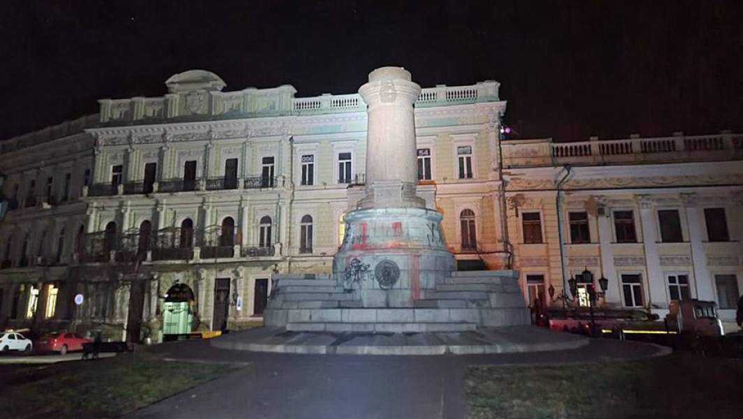 Пустой пьедестал памятника Екатерине II в Одессе