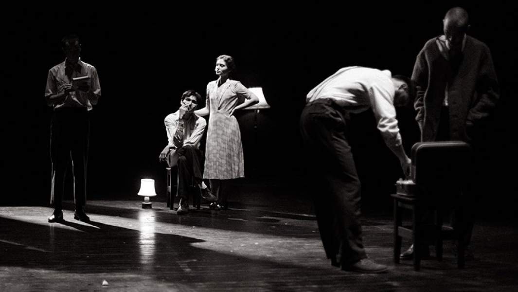 Актеры в сцене из спектакля «Июльский дождь» в Музее Москвы