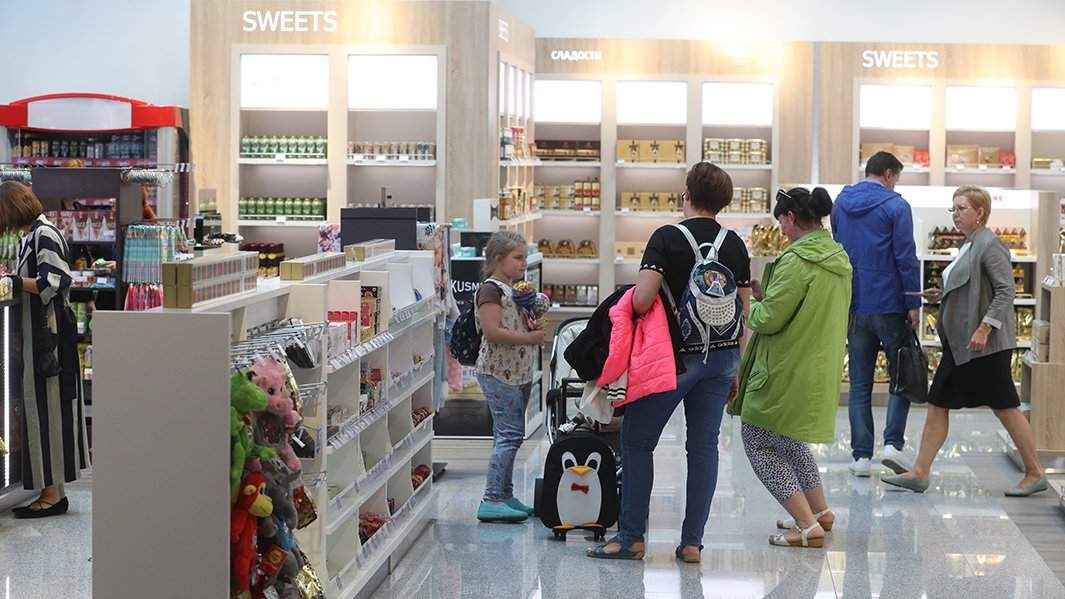 Семья в магазине в аэропорту