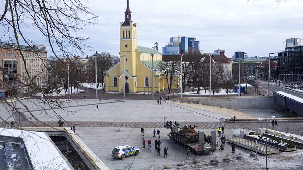 Полицейская машина охраняет территорию у российского танка Т-72Б3 на площади Свободы в Таллине