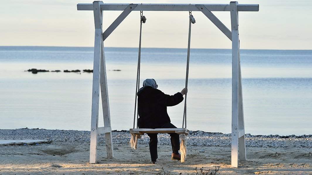 пожилая женщина наслаждается видом на море