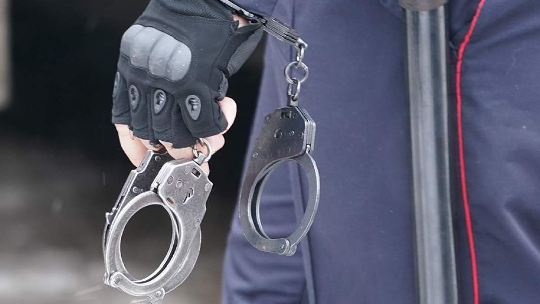 Полиция и наручники