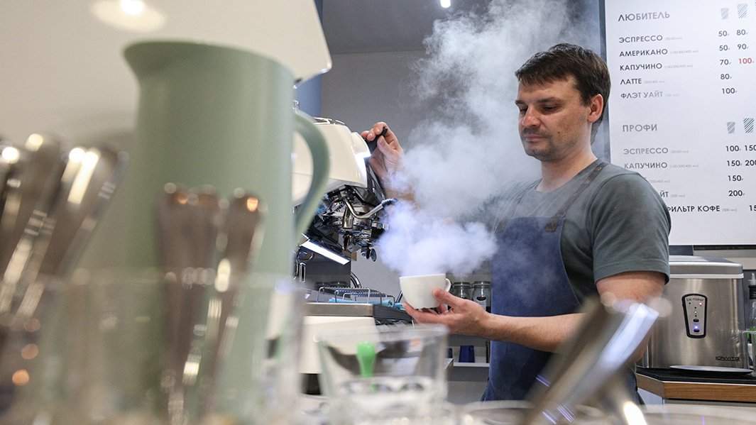 бармен готовит кофе