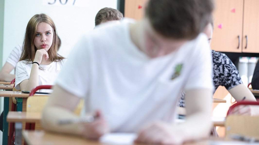 школьники на егэ