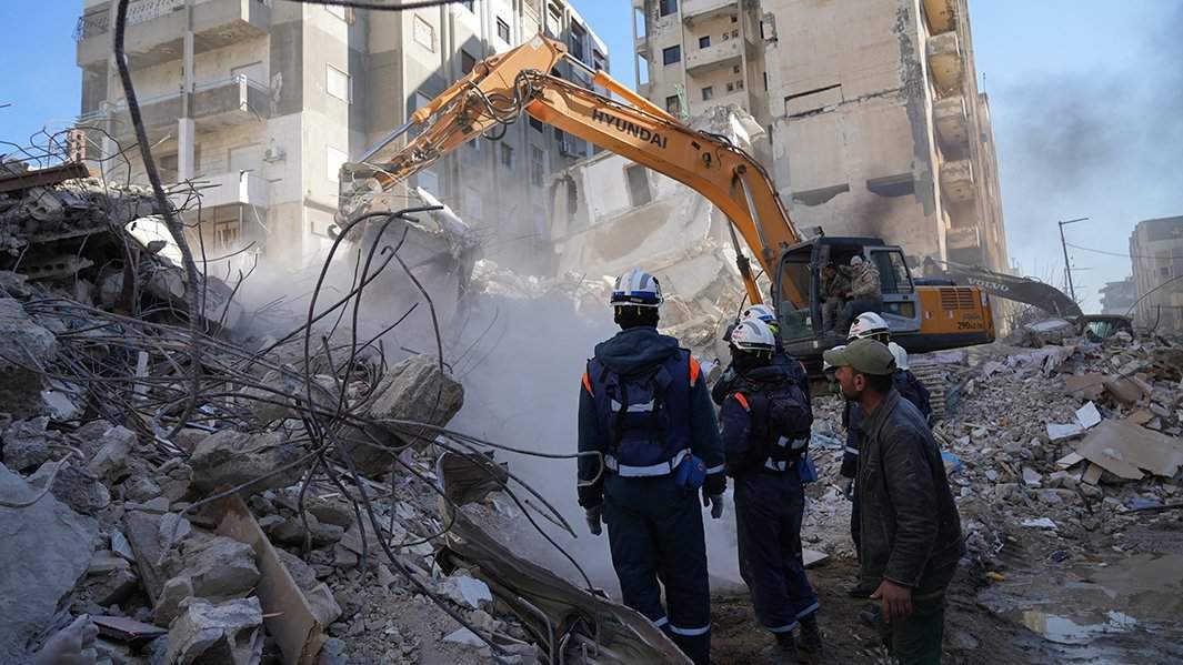 Сотрудники МЧС РФ во время разбора завалов после землетрясения в Сирии