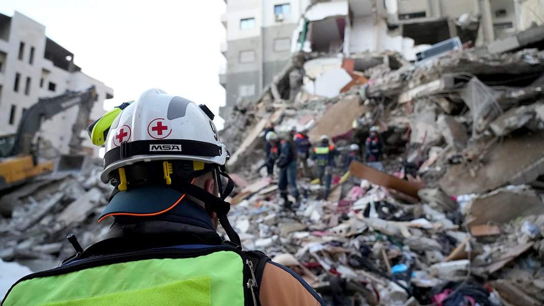 Сотрудники МЧС России на разборе завалов от землетрясения в городе Джебла