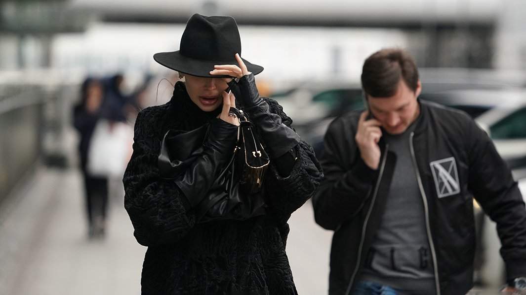 женщина говорит по телефону