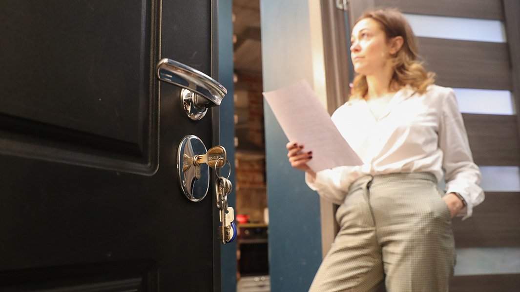 женщина с договором на квартиру