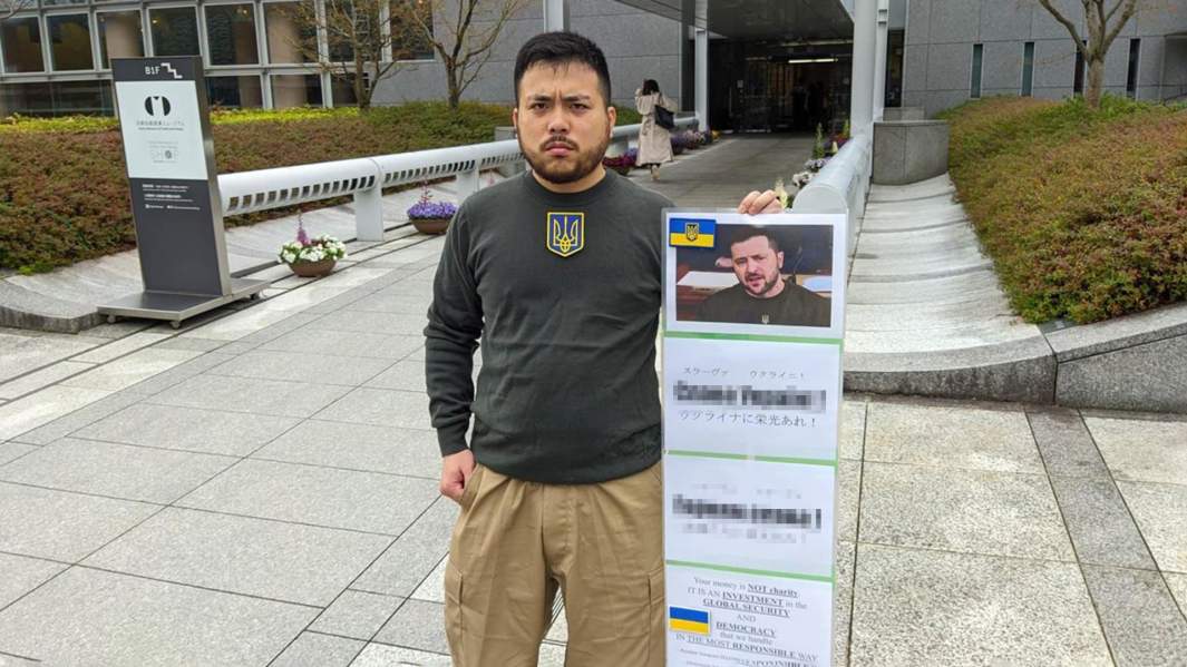 Студент по имени Амики явился на церемонию в образе Владимира Зеленского