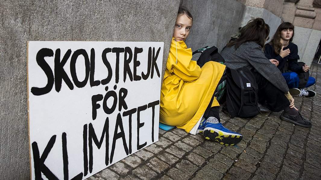 15-летняя Грета сидит возле шведского парламента, 2018 год