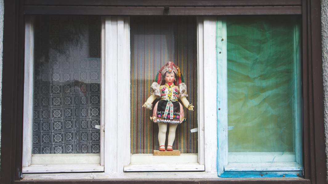 национальная кукла в окне
