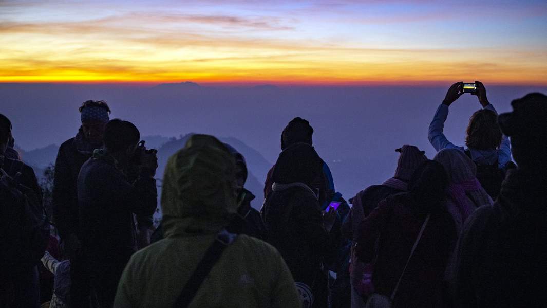 Люди смотрят на закат