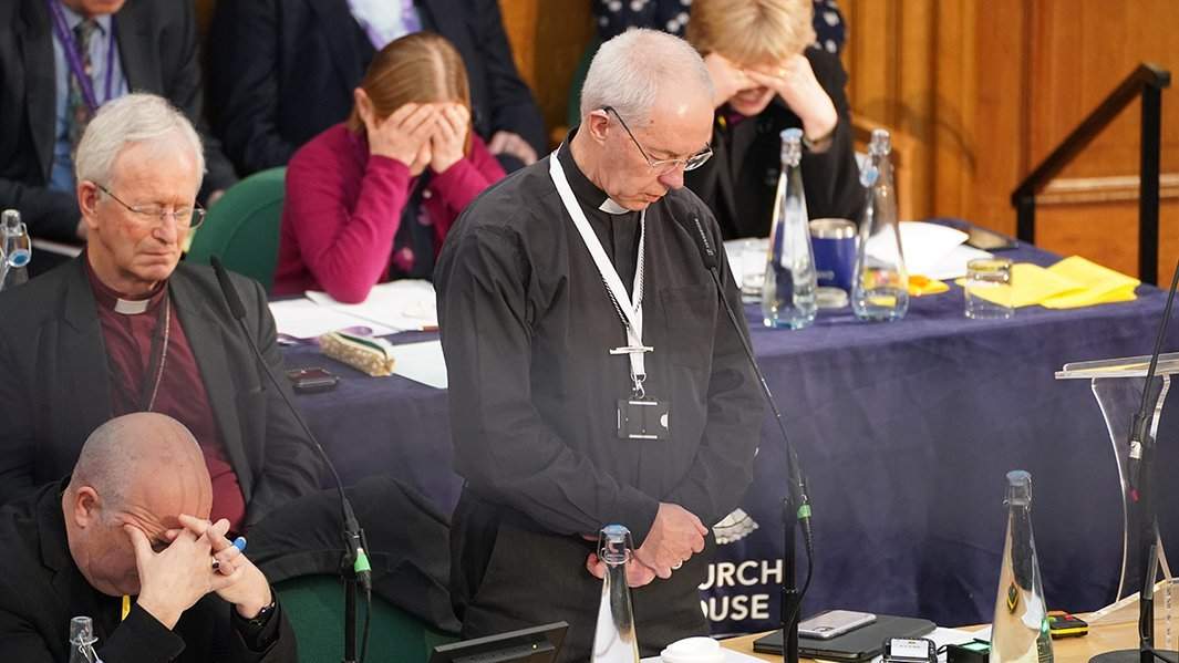 Архиепископ Кентерберийский Джастин Уэлби произносит молитву перед рассмотрением вопроса о неспособности церкви «приветствовать ЛГБТ+ людей»