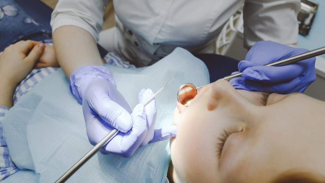 стоматолог