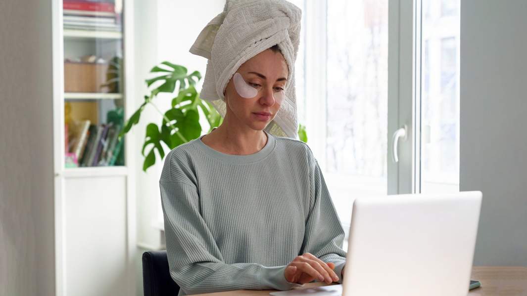 девушка с патчами