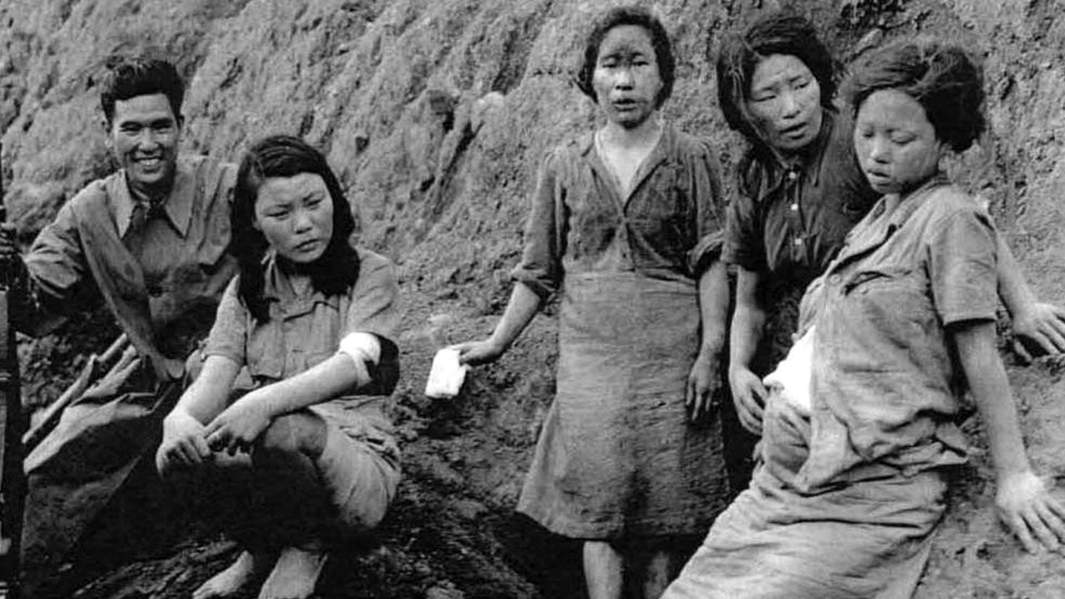 Пленные корейские девушки с японским солдатом