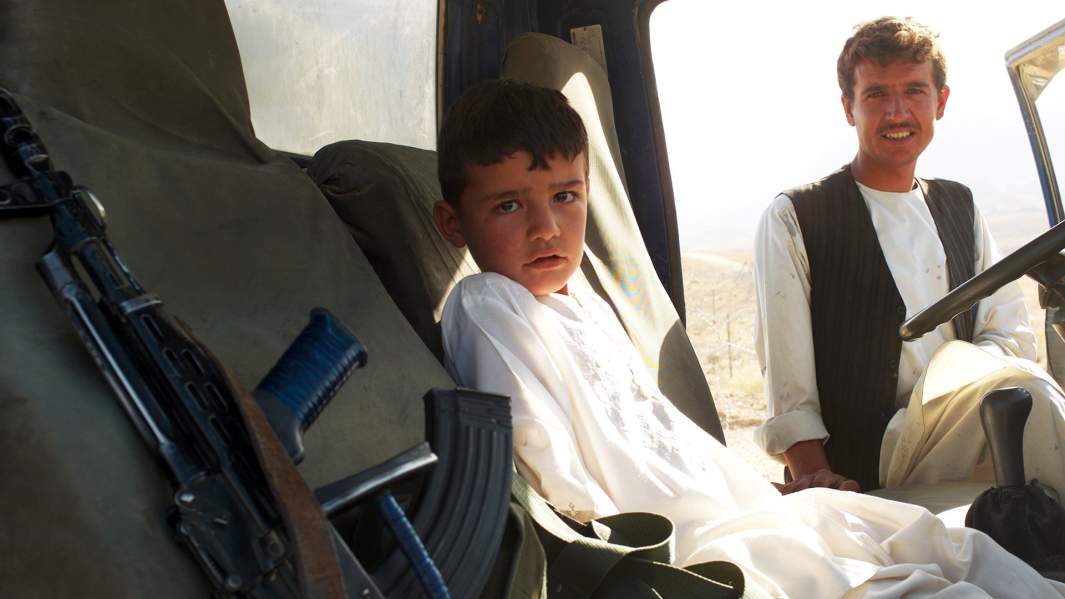 автомат Калашникова в машине с ребенком