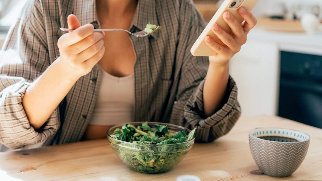 девушка ест салат