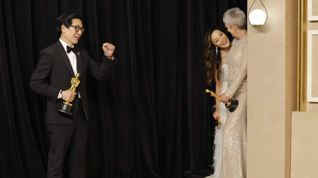 Ке Хью Кван, Мишель Йео и Джейми Ли Кёртис 