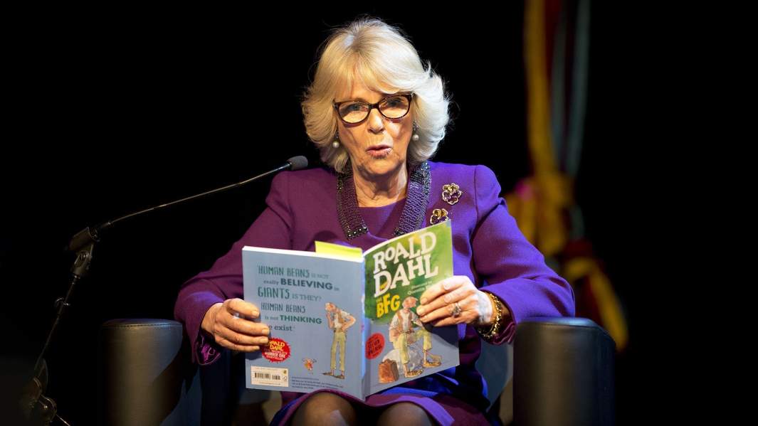 Камилла Паркер-Боулз читает книгу